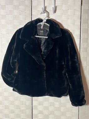 Ciso Black Faux Fur Teddy Jacket - Women's Plush Short Coat